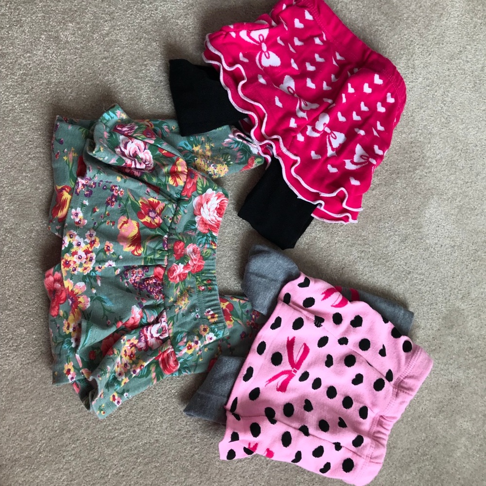 👖 👗bundle of THREE skirted leggings